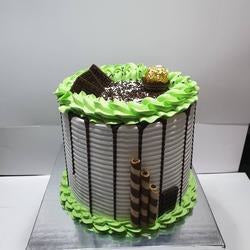 ROUND DRIP CAKE (KWEKWE)